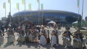 Наурыз у Алматы Арена: великаны-батыры, ханский трон и дух традиций в сердце города