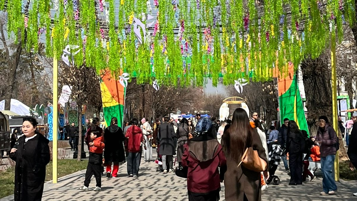 На улице Панфилова в Алматы развернулись выставки, ярмарки и интерактивные зоны