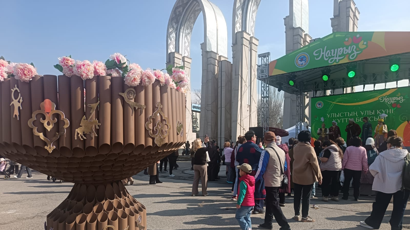 Наурыз на Атакенте: эковерблюды, автозавры и атмосфера единства