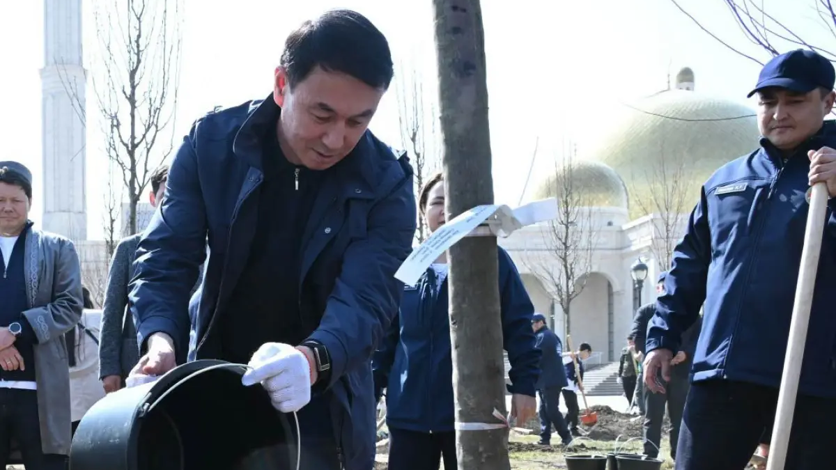 Аким Алматы принял участие в посадке деревьев в рамках празднования Наурыза