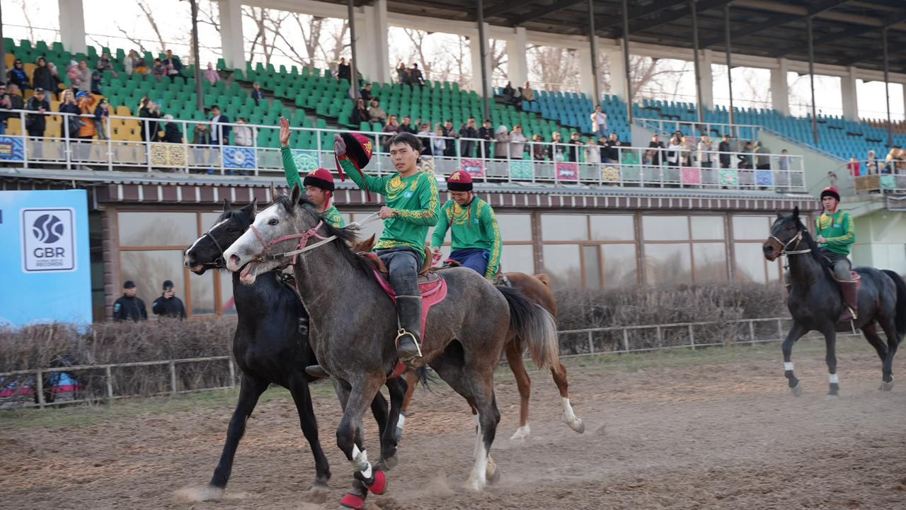 90-летие Жетысуского района Алматы отметили масштабным этнофестивалем на ипподроме