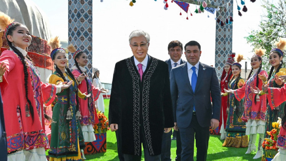 Глава государства принял участие в народных гуляньях по случаю праздника Наурыз