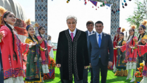 Глава государства принял участие в народных гуляньях по случаю праздника Наурыз