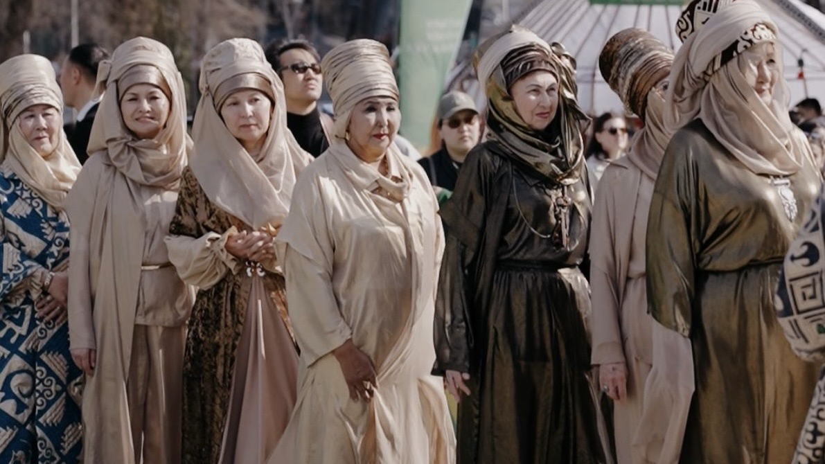 В Алматы прошёл уникальный модный показ с участием апашек