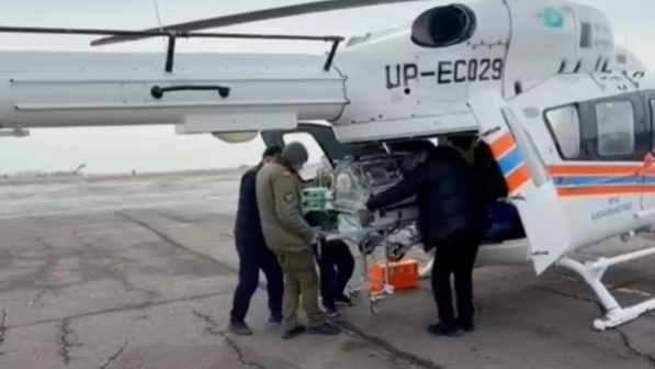 Новорожденных двойняшек экстренно доставили в больницу вертолетом МЧС Казахстана 