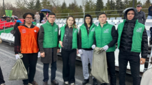 Волонтеры Алматы провели уборку площади Астана после праздничного концерта