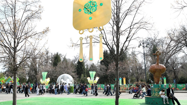 На площади Абая в Алматы продолжаются праздничные мероприятия в честь Наурыза