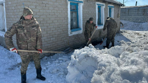 Гвардейцы участвуют в противопаводковых мероприятиях в Аркалыке