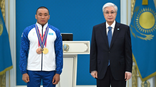Глава государства наградил чемпиона ХІV зимних Паралимпийских игр Ербола Хамитова