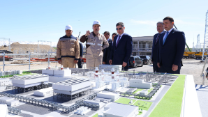 Олжас Бектенов проверил строительство электростанции в Туркестанской области