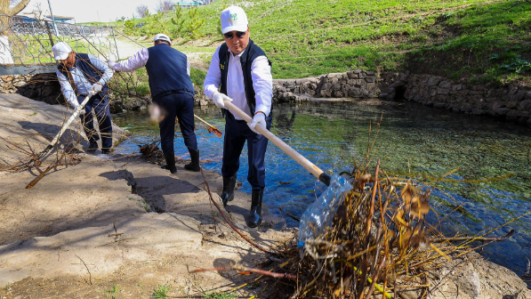 Олжас Бектенов принял участие в акции «Мөлдір бұлақ» в Туркестанской области