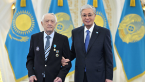 Глава государства вручил звание «Қазақстанның Еңбек Ері» Ерванду Ильинскому