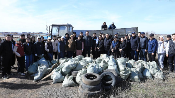 Свыше 200 молодых актюбинцев вышли на субботник в рамках акции «Таза Қазақстан»