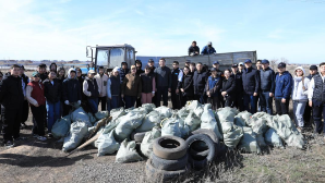 Свыше 200 молодых актюбинцев вышли на субботник в рамках акции «Таза Қазақстан»