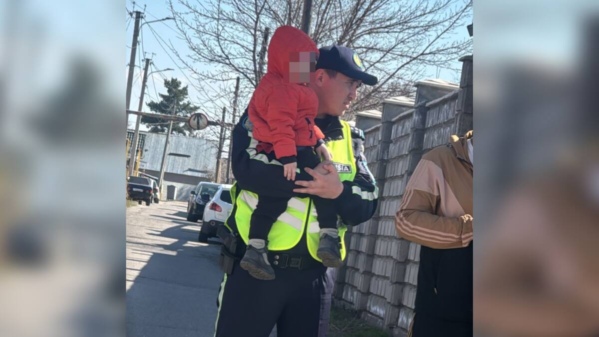 Полицейские помогли малышу дождаться родителей в области Жетісу