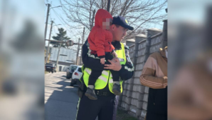 Полицейские помогли малышу дождаться родителей в области Жетісу