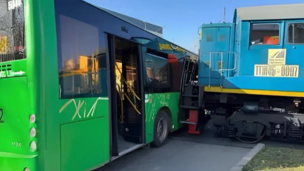 Автобус с поездом столкнулся на железнодорожном переезде в Алматинской области