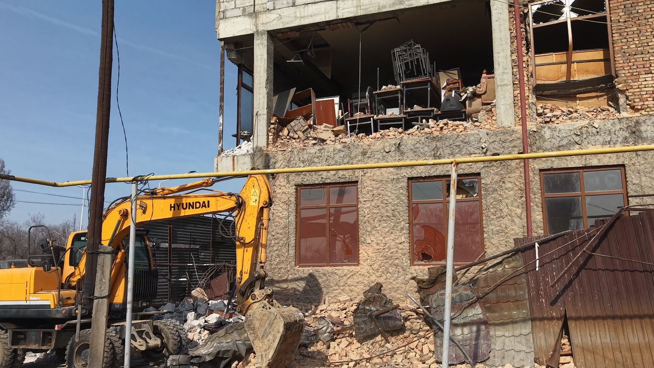 Крупное здание сносят в Алматы по решению суда