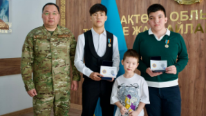 Старшекласснику и студенту из Актобе, вызволившим маленького мальчика из колодца, вручили награду.