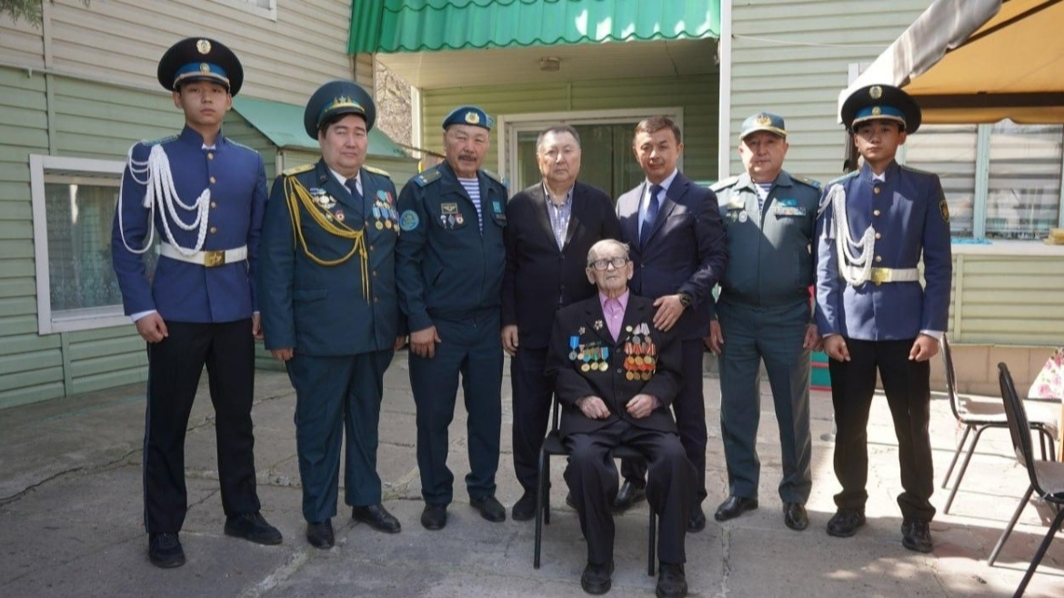 В Алматы военнослужащие поздравили ветерана войны Василия Долбню с 99-летием