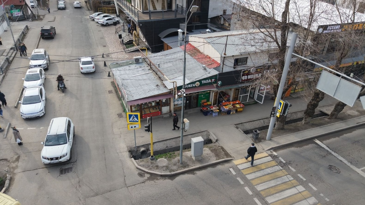 В Алматы снесли незаконные торговые объекты