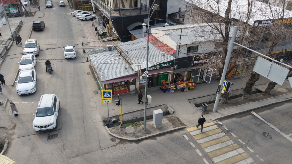 В Алматы снесли незаконные торговые объекты