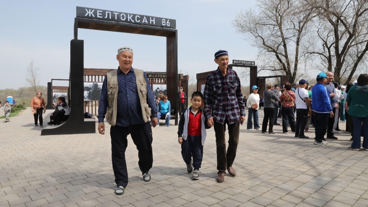 Алматинцы вышли на субботник в парке «Желтоксан»