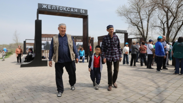 Алматинцы вышли на субботник в парке «Желтоксан»