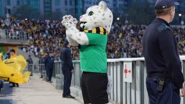 В Алматы после матча «Кайрат» - «Астана» болельщики вместе с волонтерами провели уборку стадиона