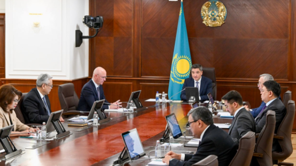 Олжас Бектенов поручил включить положения Конституции в типовую учебную программу школ, колледжей и университетов