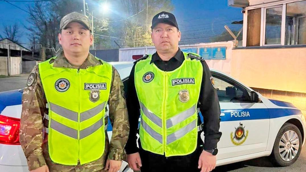 Военнослужащие Вооруженных сил освободили ребенка из заблокированного автомобиля