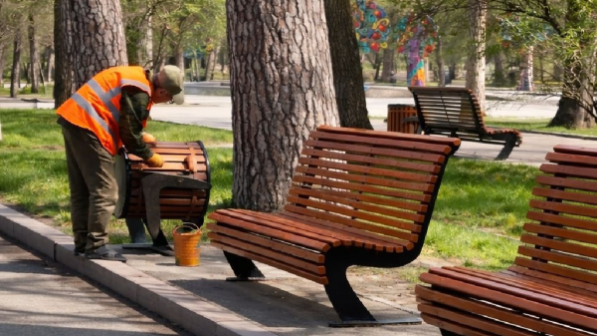 В Медеуском районе Алматы активно ведутся весенние работы по благоустройству