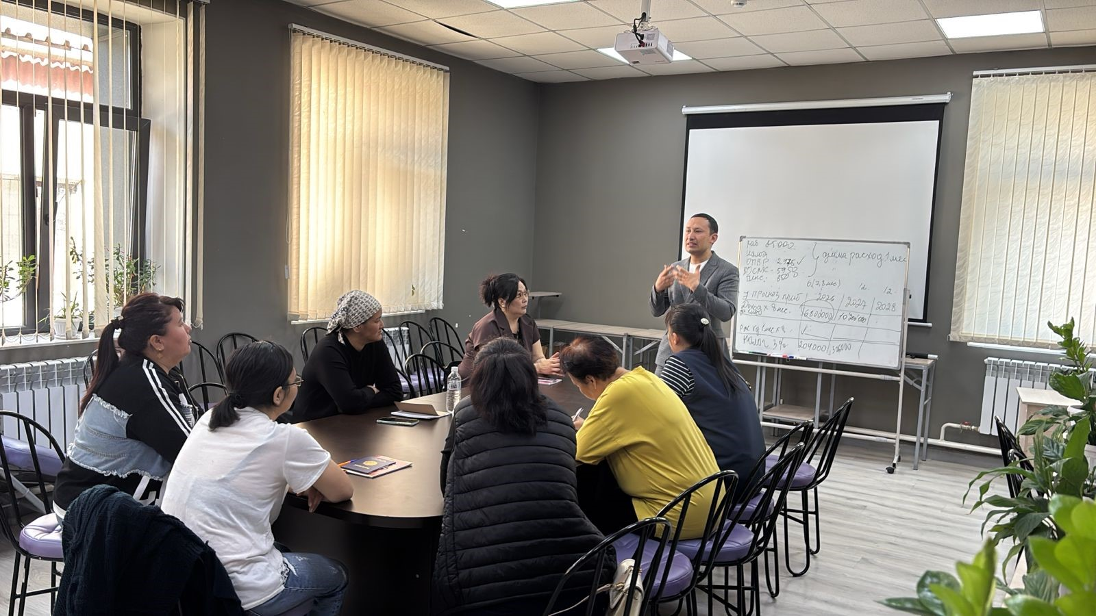 Как защитить семью от опасных течений: в Алматы матерей учат распознавать скрытые угрозы в соцсетях