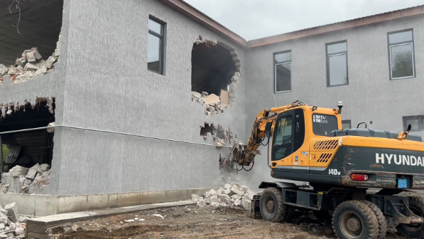 В Алматы приступили к сносу незаконного кафе