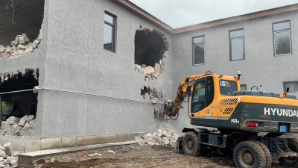 В Алматы приступили к сносу незаконного кафе