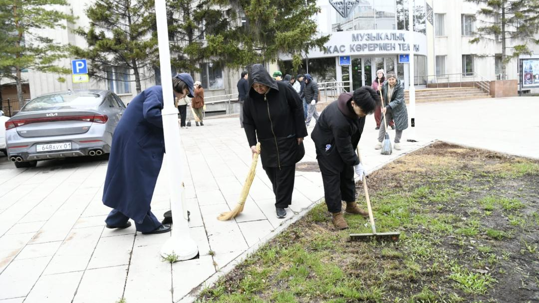 «Таза Қазақстан – наш общий дом»: деятели искусств Астаны провели субботник