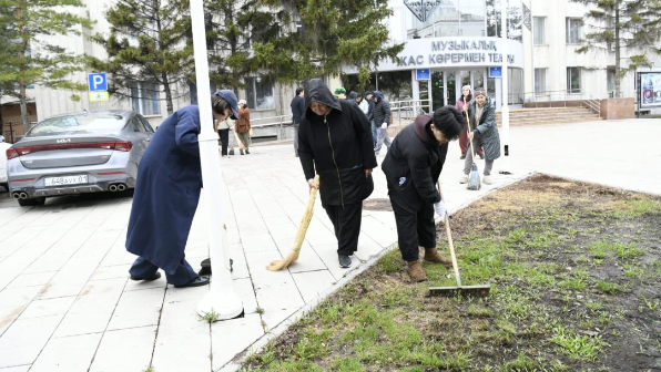 «Таза Қазақстан – наш общий дом»: деятели искусств Астаны провели субботник