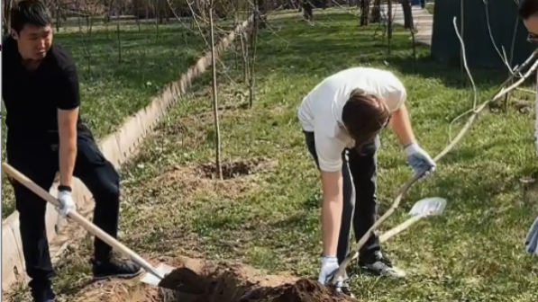 «Таза қала»: алматинцы вышли на масштабную уборку города