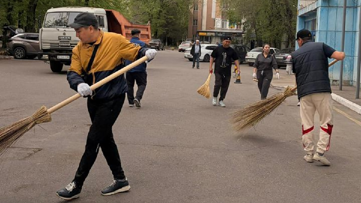 Работники предприятий участвуют в весенней уборке и озеленении Алматы
