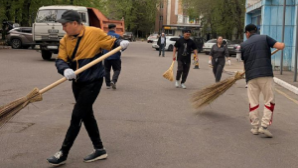 Работники предприятий участвуют в весенней уборке и озеленении Алматы