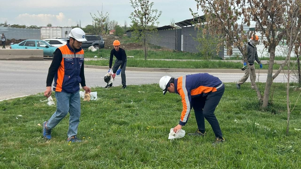 «Таза Қазақстан»: строительные компании Алматы приняли участие в субботнике