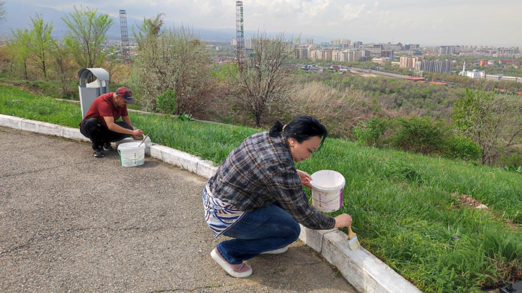 Чистота на высоте: у трамплинов в Алматы прошел яркий субботник