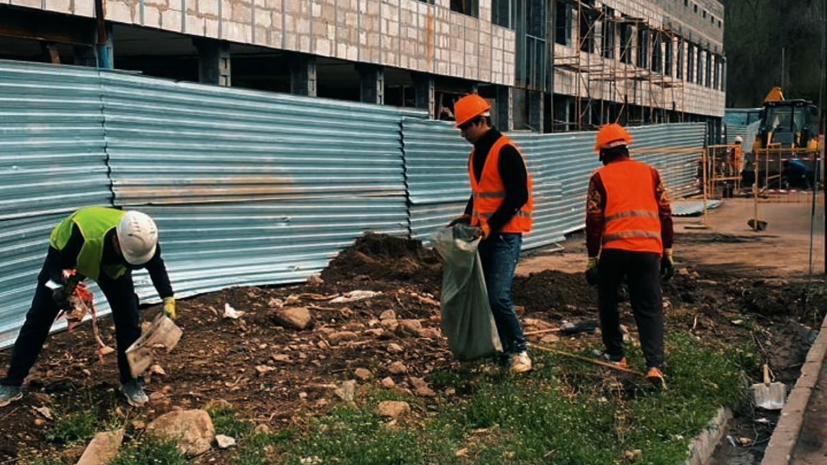 В Алматы прошли субботники на строительных объектах