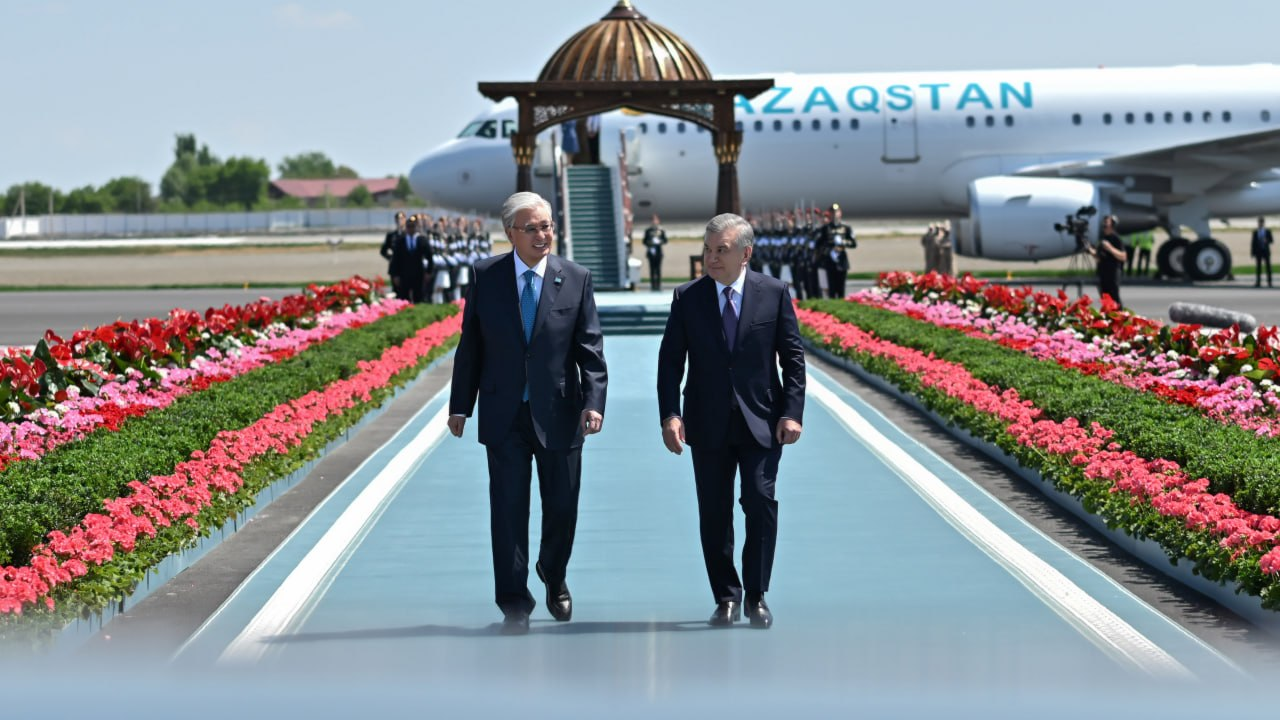 Токаев прибыл с рабочим визитом в Узбекистан