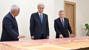 Президент Узбекистана передал Токаеву ряд исторических документов
