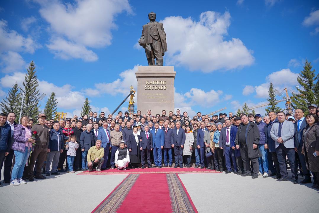 В Астане состоялась церемония возложения цветов в память о Каныше Сатпаеве