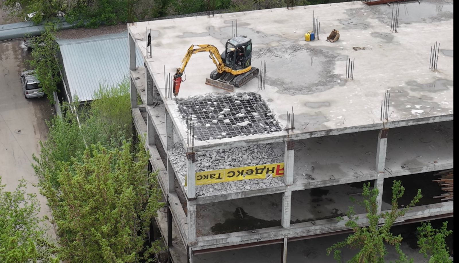 Крупный недостроенный объект сносят в Алматы по решению суда