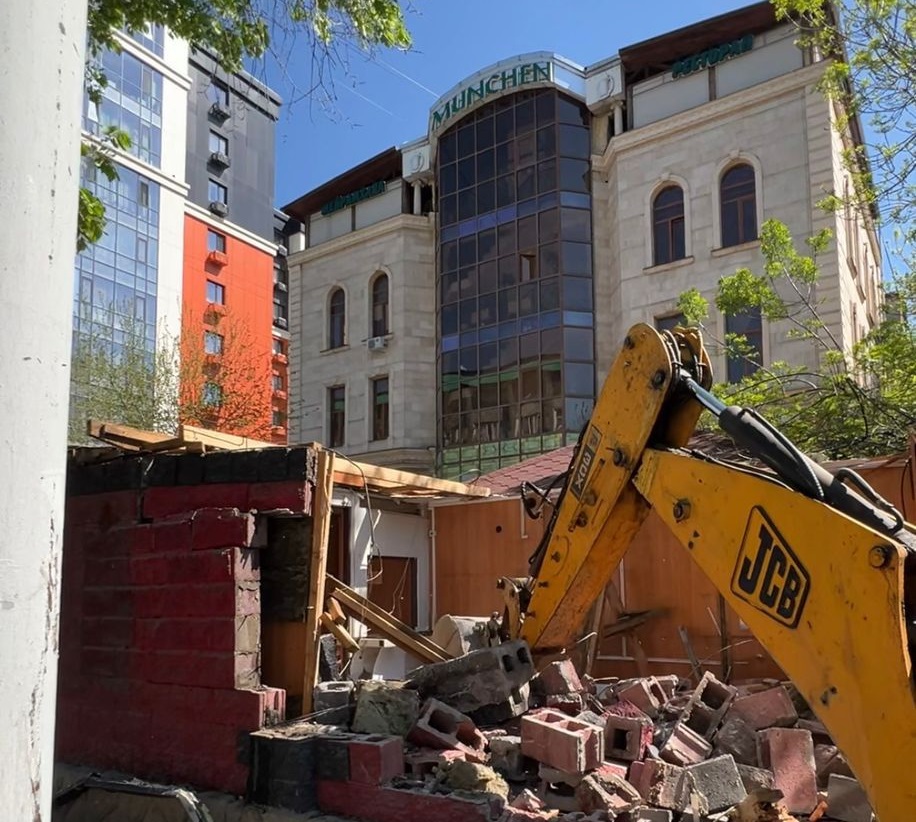 В Алматы сносят очередной незаконный объект