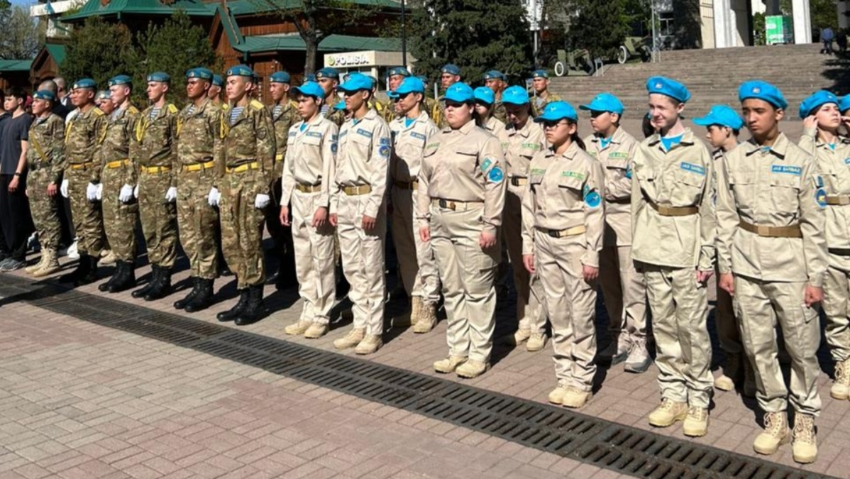 Алматинские призывники отправились служить в Десантно-штурмовые войска