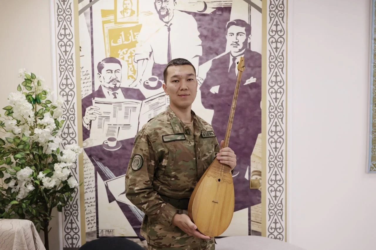 11 инструментов в арсенале: один из самых музыкальных гвардейцев служит  в Туркестане